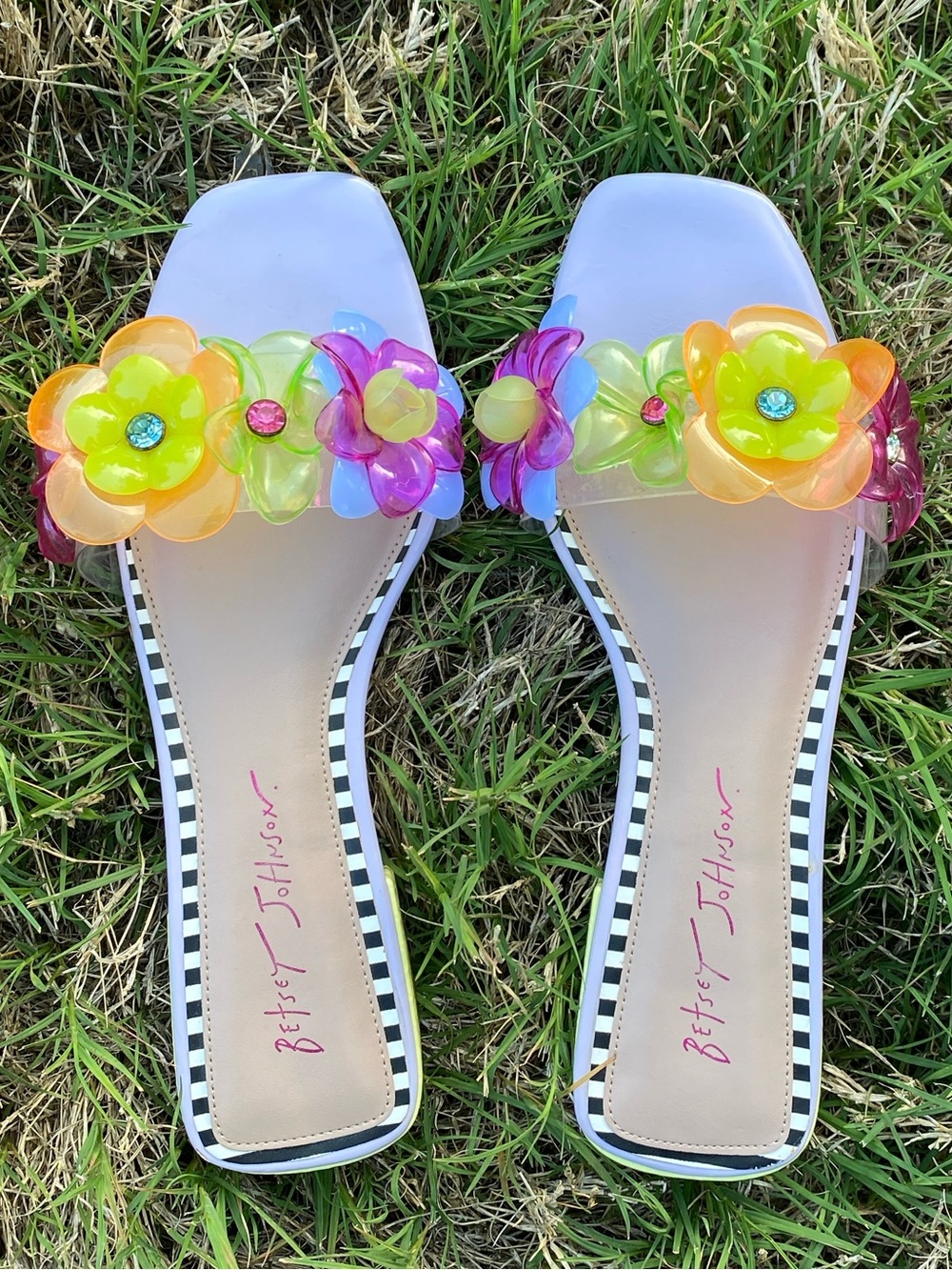Betsey Johnson Journi Flower Embellished Heeled Sandal 🌼 Size 8